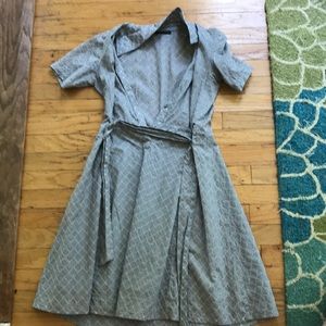 Light gray summer dress with collar and belt waist
